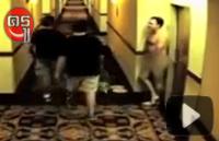 ฮาอึแตก! คลิปชายเปลือยออกจากห้องในโรงแรม แต่ประตูห้องดันล็อกอัตโนมัติ เป็นท่านจะทำยังไง ฮาอึแตก! คลิปชายเปลือยออกจากห้องในโรงแรม แต่ประตูห้องดันล็อกอัตโนมัติ เป็นท่านจะทำยังไง